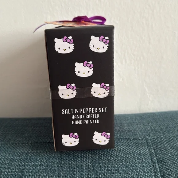Hello Kitty Halloween Salt and Pepper Set - Picture 4 of 5